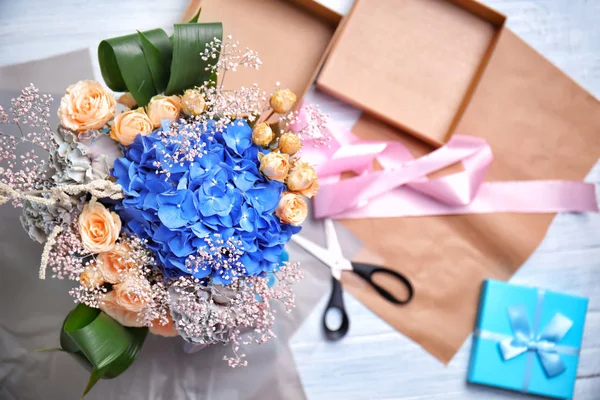 Vacker Bukett Blommor Bord Florist — Stockfoto