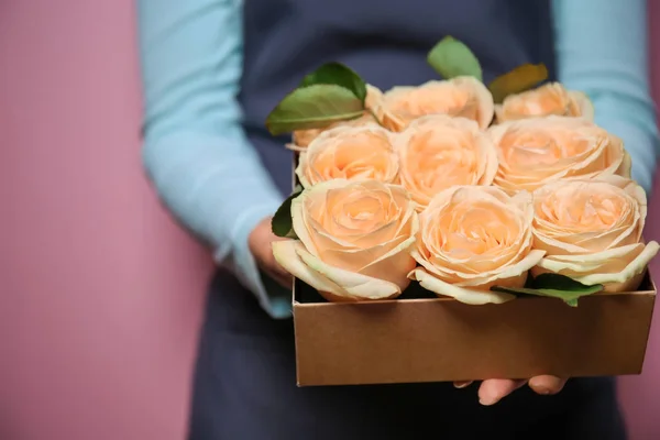 Female Florist Holding Gift Box Beautiful Roses Color Background Closeup — Stock Photo, Image