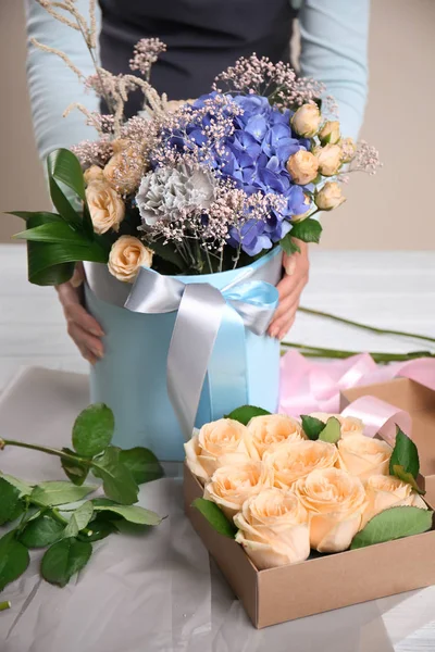 女花店准备盒与美丽的花朵在餐桌上 — 图库照片