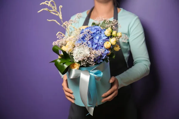 Fêmea Florista Segurando Caixa Presente Com Belas Flores Fundo Cor — Fotografia de Stock