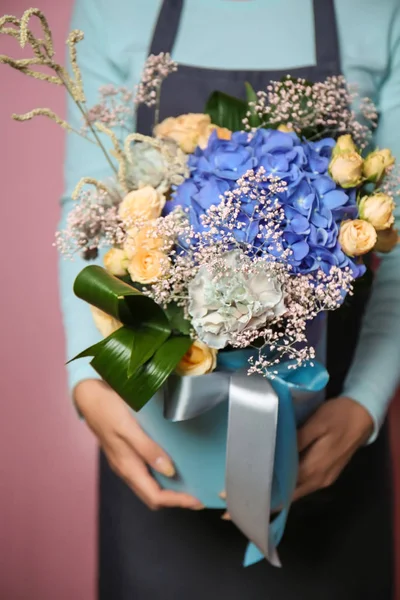 Vrouwelijke Bloemist Geschenkdoos Met Prachtige Bloemen Kleur Achtergrond Close Houden — Stockfoto