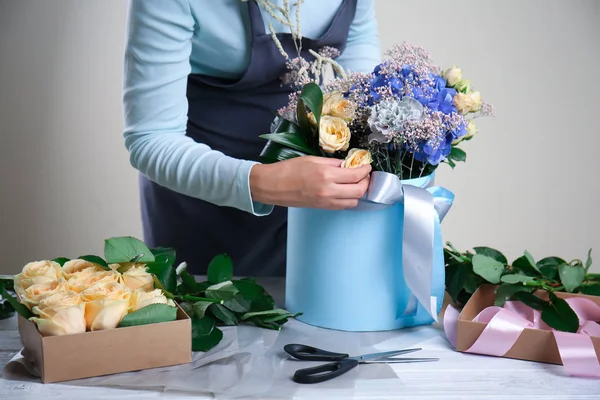 Floristin Bereitet Schachtel Mit Schönen Blumen Tisch Vor — Stockfoto