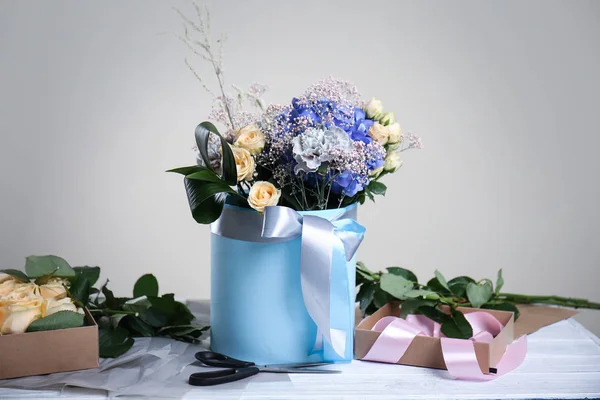Подарункова Коробка Красивими Квітами Столі Флориста — стокове фото
