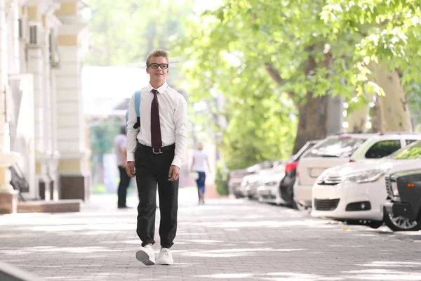 Adolescente Con Mochila Aire Libre — Foto de Stock