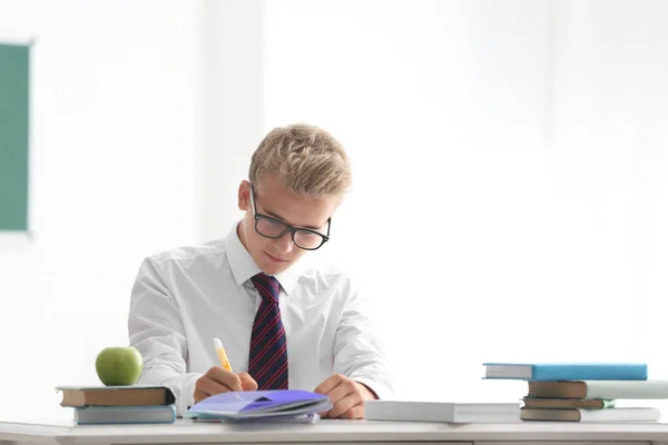 Adolescent Garçon Leçon Dans Salle Classe — Photo