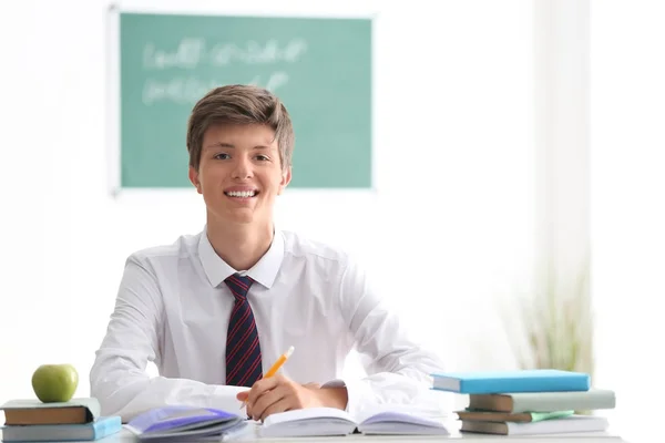 Εφηβικό Αγόρι Στο Μάθημα Στην Τάξη — Φωτογραφία Αρχείου