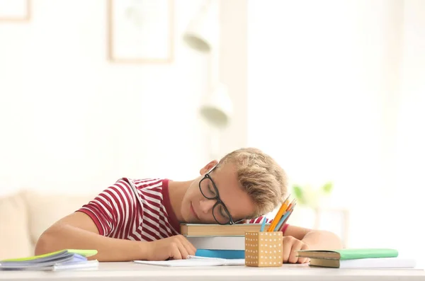 Teenager Schläft Bei Hausaufgaben Tisch Ein — Stockfoto