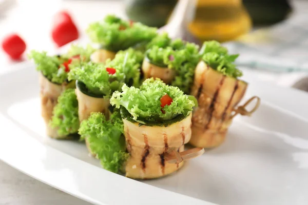 Tasty Zucchini Rolls Lettuce Plate Closeup — Stock Photo, Image