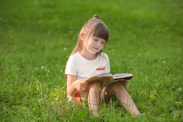 Carino Libro Lettura Bambina Nel Parco Giorno Estate — Foto Stock