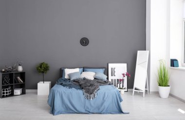 Büyük ayna ve konforlu yatak odası iç