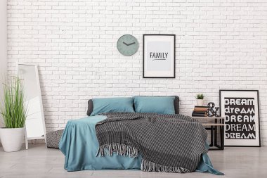 Büyük ayna ve konforlu yatak odası iç