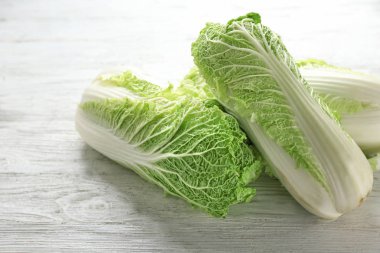 Hafif ahşap masa üzerinde olgunlaşmış taze lahana