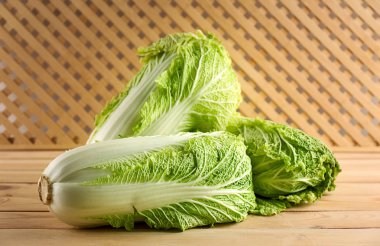 Ahşap masa üzerinde olgunlaşmış taze lahana