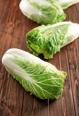 Ahşap masa üzerinde olgunlaşmış taze lahana