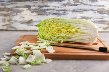 Taze lahana ahşap tahta kesmek.