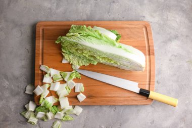 Taze lahana ahşap tahta kesmek.