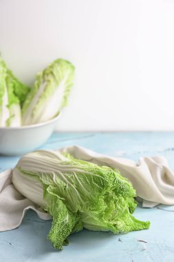 Işık tablosu üzerinde olgunlaşmış taze lahana