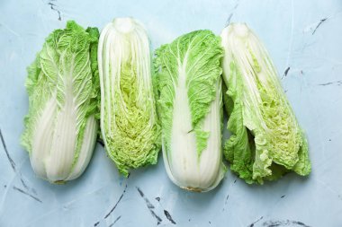 Işık arka plan üzerinde olgunlaşmış taze lahana