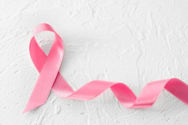 Açık arkaplanda pembe kurdele. Göğüs kanseri kavramı