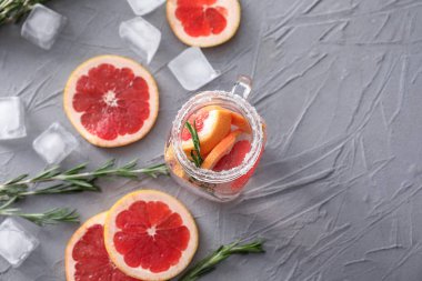 Taze greyfurt gri masada mason kavanoza rosemary ile kokteyl