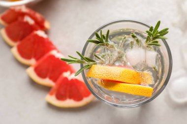 Taze greyfurt kokteyl cam masa lambası, closeup üzerinde rosemary ile