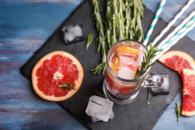 Taze greyfurt kayrak plaka üzerinde cam fincan biberiye ile kokteyl