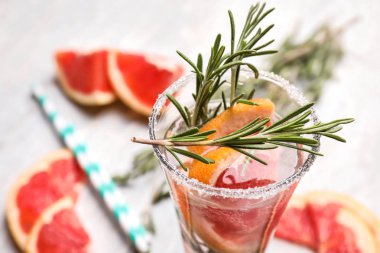 Taze greyfurt kokteyl cam masada, closeup rosemary ile