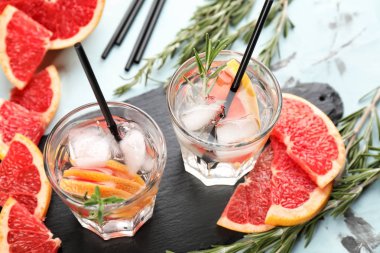 Taze greyfurt kayrak plaka üzerinde bardaklarda rosemary ile kokteyl