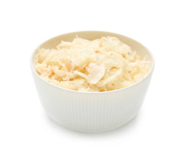 Beyaz zemin üzerine lezzetli lahana turşusu ile kase