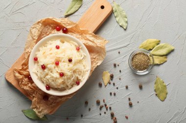 Lezzetli lahana turşusu ve kızılcık gri tablo ile kase