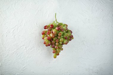 Beyaz dokulu arka plan üzerinde taze Olgun üzüm