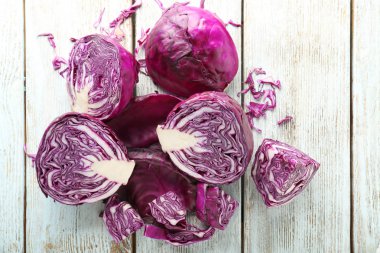 Kırmızı lahana hafif ahşap masa dilimlenmiş