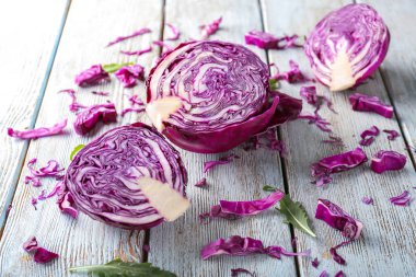 Lahana hafif ahşap masa üzerinde yarısı