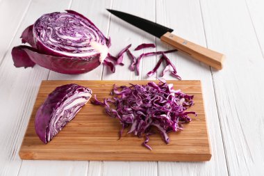 Beyaz tahta masada kıyılmış kırmızı lahana ile Yönetim Kurulu