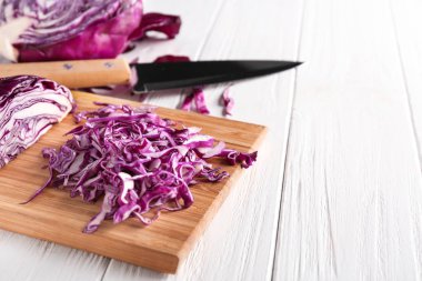 Beyaz tahta masada kıyılmış kırmızı lahana ile Yönetim Kurulu