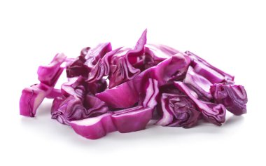 beyaz zemin üzerine doğranmış kırmızı lahana