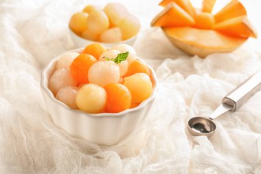 Masada lezzetli kavun topları ile kase