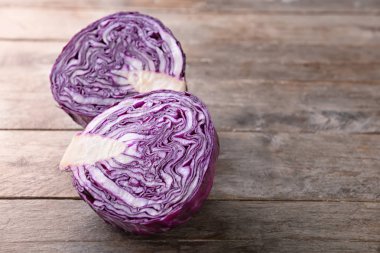 Olgun kırmızı lahana ahşap masa üzerinde yarısı