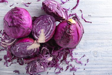 Kırmızı lahana hafif ahşap masa dilimlenmiş