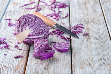 Kırmızı lahana hafif ahşap masa dilimlenmiş