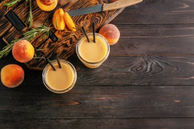 Ahşap masa üzerinde taze şeftali yüzlü gözlüklü