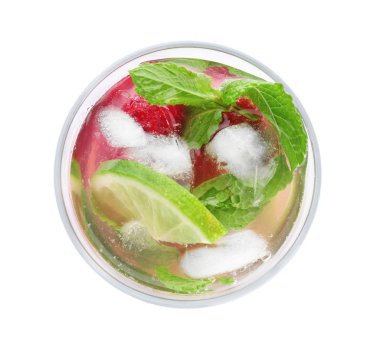 Beyaz arka plan üzerinde taze ahududu Mojito cam