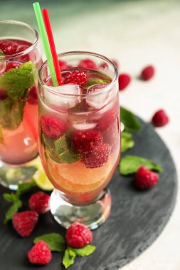 Kayrak plaka üzerinde taze ahududu mojito bardak