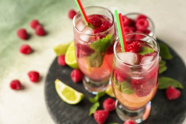 Kayrak plaka üzerinde taze ahududu mojito bardak