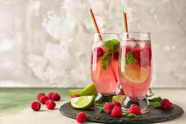 Kayrak plaka üzerinde taze ahududu mojito bardak
