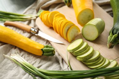 Taze doğranmış kabakları gemide