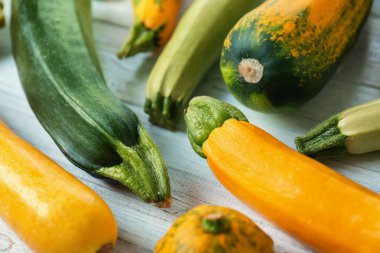 Beyaz ahşap masa, closeup üzerinde taze kabakları