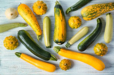 Beyaz ahşap masa üzerinde taze kabakları