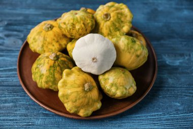 Ahşap masa üzerinde taze squashes plakalı