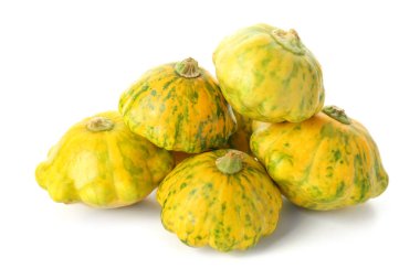 Beyaz arkaplanda taze kabaklar